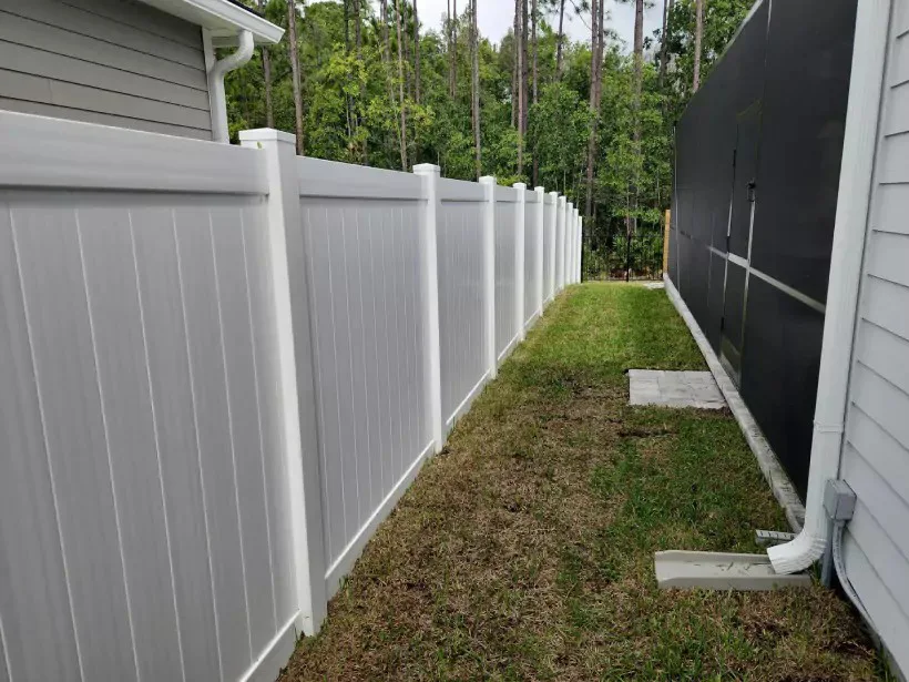 Jacksonville vinyl fence company installing privacy fencing