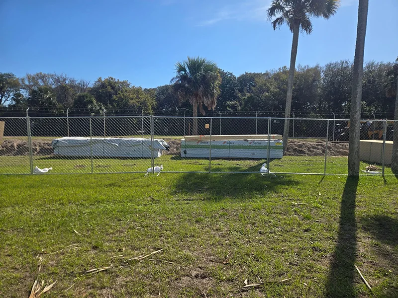 Temporary fencing company in Jacksonville setting up chain link panels