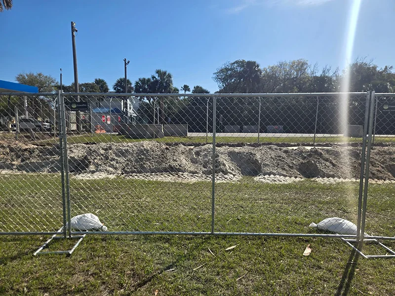 Temporary fence panels arranged around a commercial property in Jacksonville