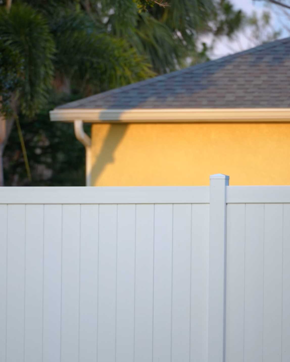 Jacksonville vinyl fence company installing privacy fencing