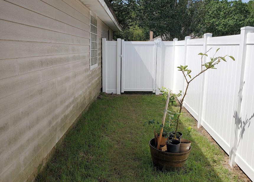 White Vinyl Yard Fence