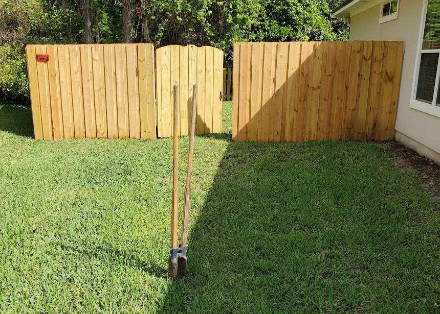 Wooden Privacy Fence With Gate